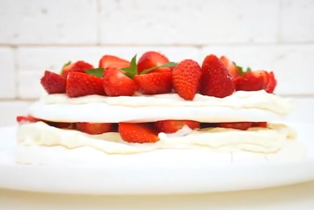 Торт-безе «Павлова» с клубникой