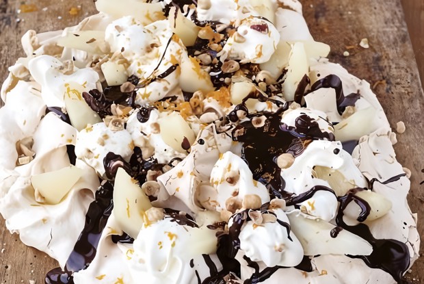 Торт безе с грушами, сливками, лесными орехами и шоколадным соусом