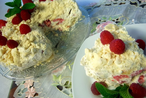 Торт безе с малиной