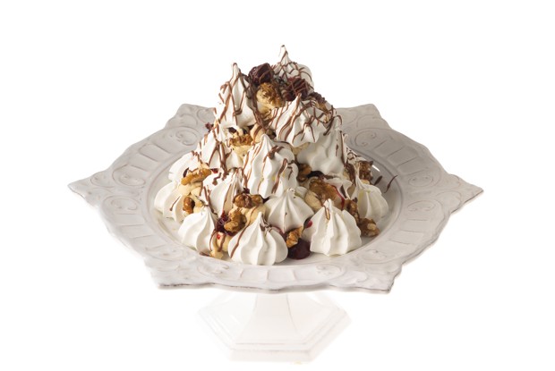 Торт «Графские развалины» с безе, вишней  и черносливом