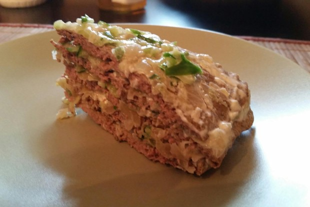 Торт из куриной печени со свежим огурцом и луком