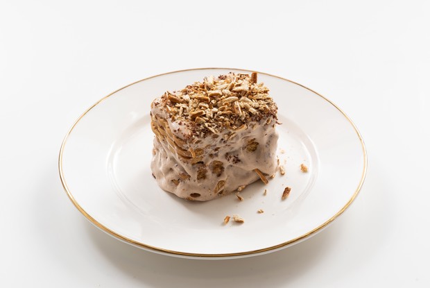 Торт из печенья без выпечки с шоколадной начинкой