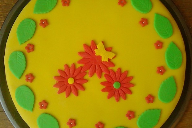 Торт из сгущенного молока со сметанным кремом и мастикой