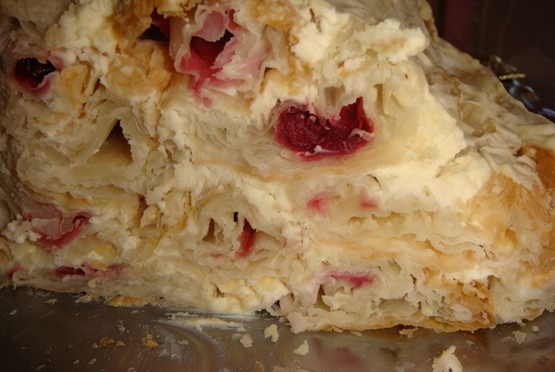 Торт из слоеных трубочек с вишней