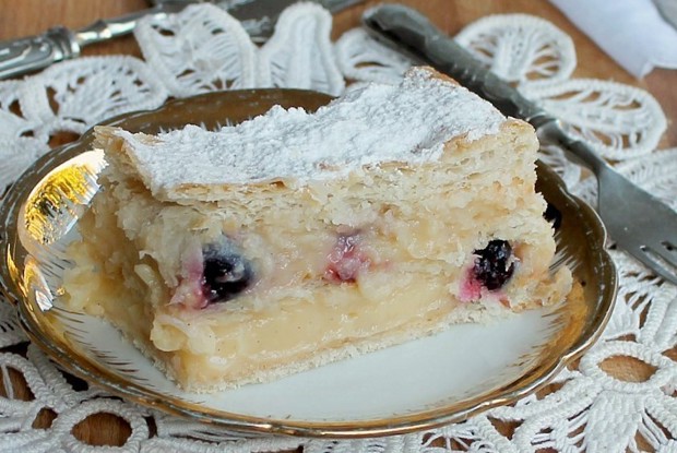 Торт из слоеного теста с вишней