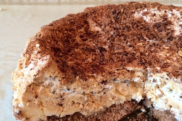 Торт «Киевский» с безе и  кремом шарлот