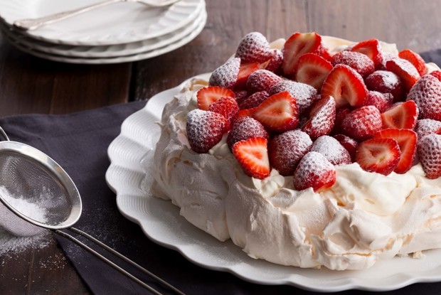 Торт-меренга с клубникой и взбитыми сливками