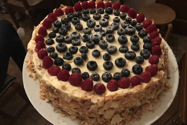 Торт «Наполеон» с кремом из сгущенного молока