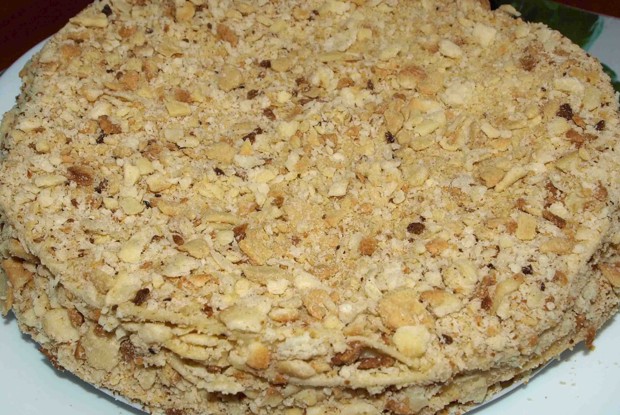 Торт «Наполеон» с заварным кремом и орешками