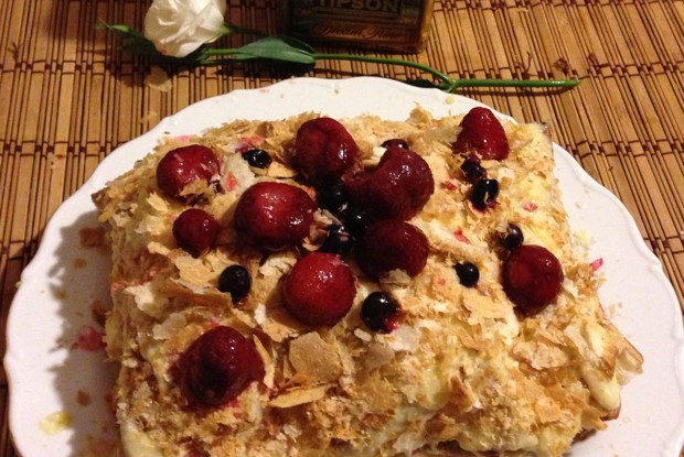 Торт «Наполеон» со свежей клубникой и ликером «Бейлис»