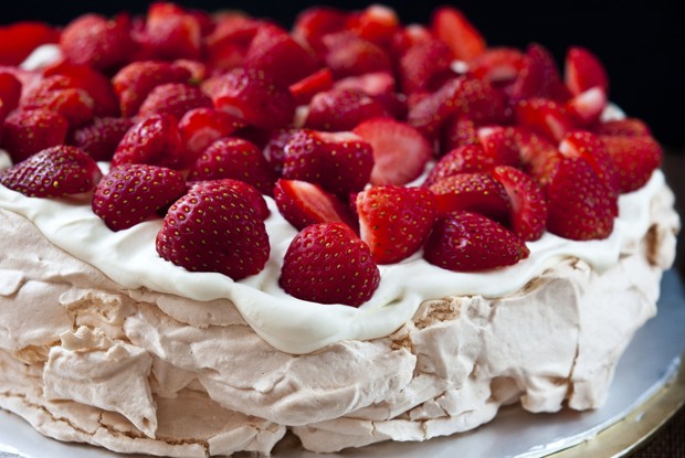 Торт «Павлова» с клубникой