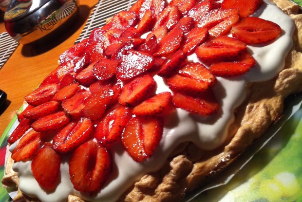 Торт «Павлова» со сливочным кремом и клубникой