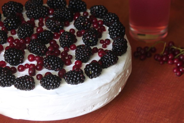 Торт с ежевикой и красной смородиной