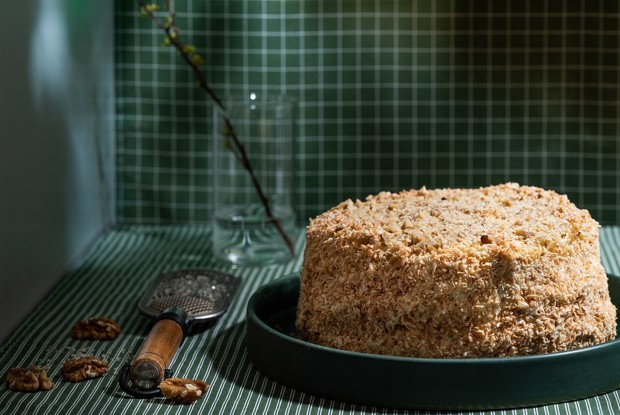 Торт с грецкими орехами и кокосовой стружкой