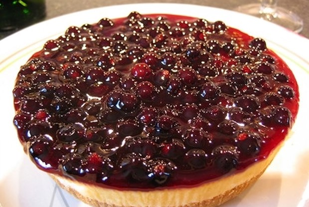 Торт с хурмой и черной смородиной