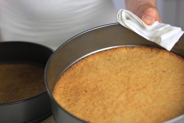 Торт с лесными ягодами и соусом из клубники