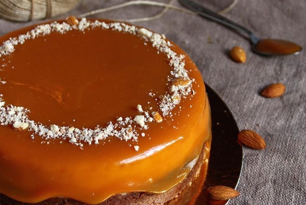 Торт с соленой карамелью