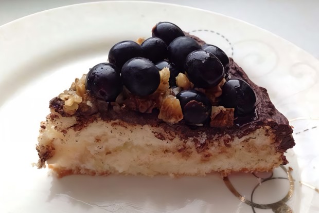 Торт с виноградом и грецкими орехами