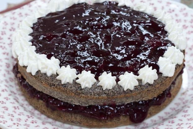Торт с вишневым вареньем, маком и взбитыми сливками