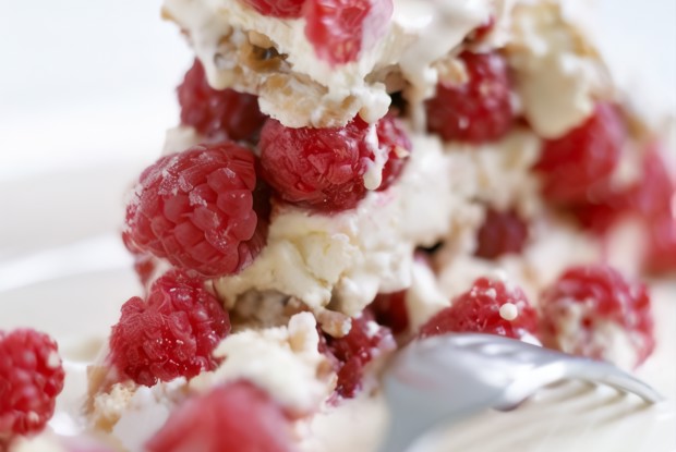 Торт «Семифредо» с малиной и клубникой