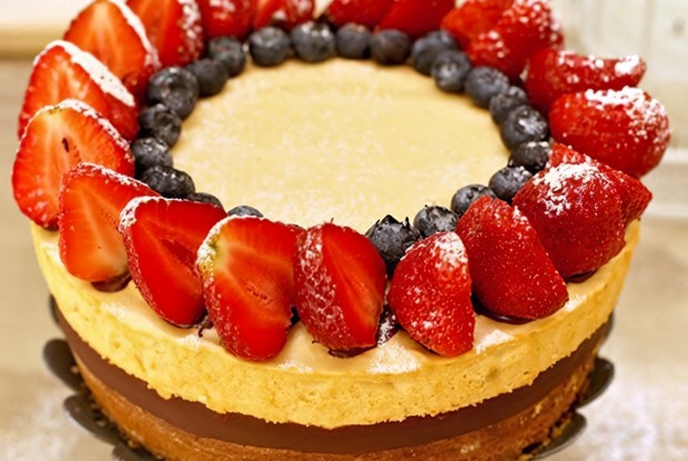 Торт «Шоколад и клубника» со сгущенным молоком