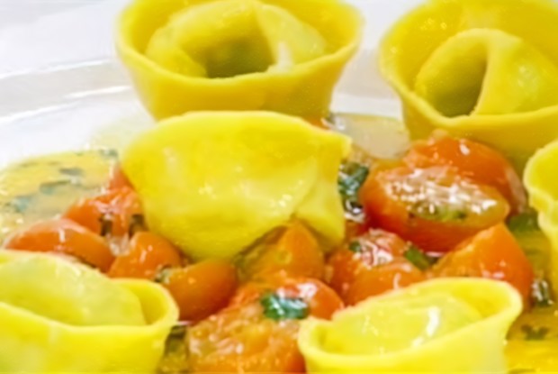 Тортеллини с крабом в томатном соусе