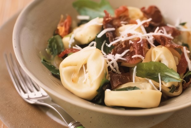 Тортеллини с ветчиной, рукколой и тертым пармезаном