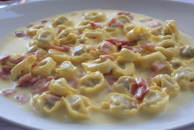Тортеллини с ветчиной в сливочном соусе