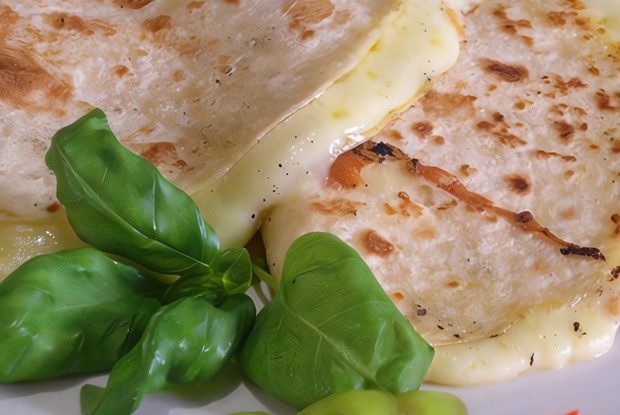 Тортильи с сыром и орегано на гриле