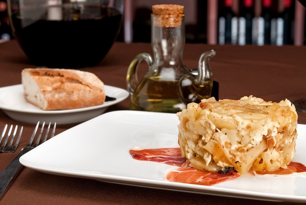 Тортилья по-испански с молодым картофелем, копченой ветчиной и перцами