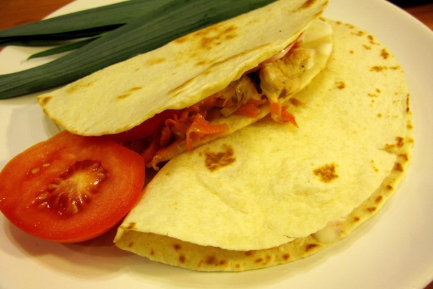 Тортилья с курицей и овощами