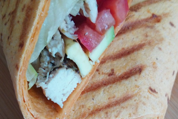 Тортилья с курицей, помидорами и авокадо на гриле