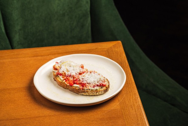 Тост на тартине с помидорами, кедровым орехом и пекорино