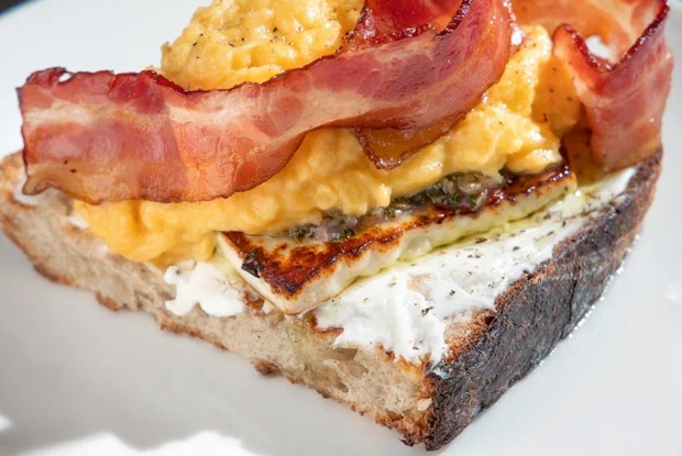 Тост с адыгейским сыром и скрэмблом