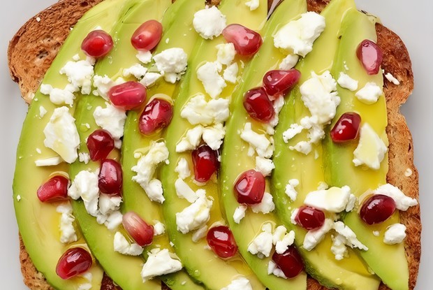 Тост с авокадо, фетой и гранатом
