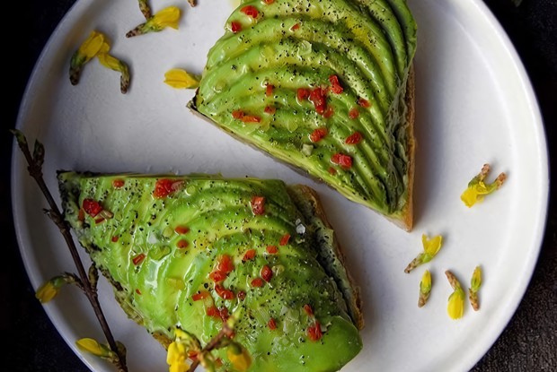 Тост с авокадо и гуакамоле