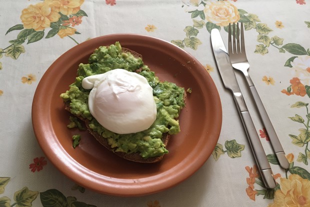 Тост с авокадо и яйцом пашот