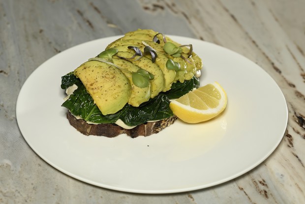 Тост с авокадо и шпинатом