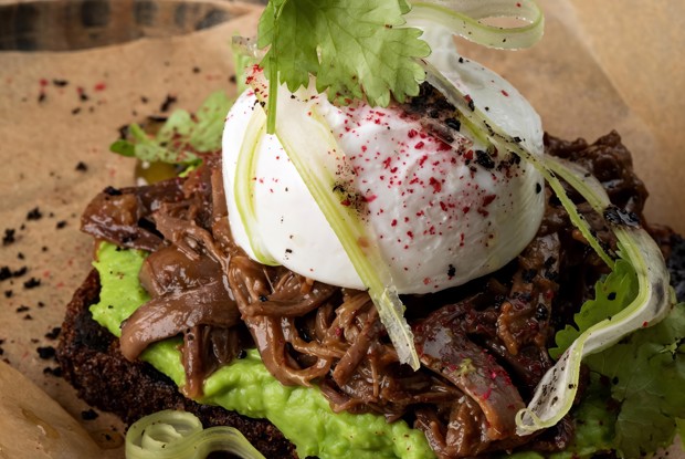 Тост с говядиной и гуакамоле