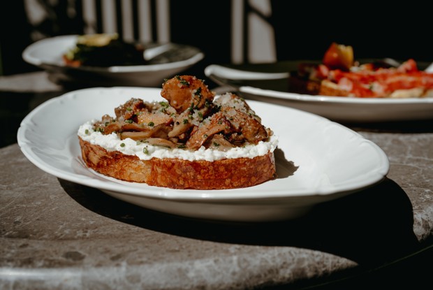 Тост с грибами и пармезаном