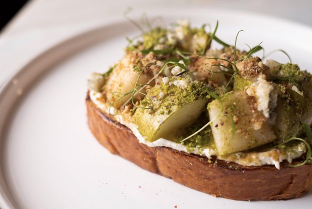 Тост с грушей и сыром