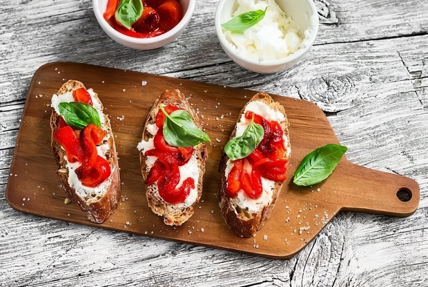 Тост с сыром и овощами