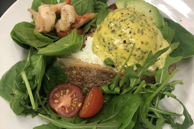 Тост с яйцом пашот, креветками и авокадо