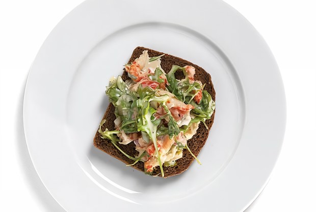 Тосты из ржаного хлеба с раковым салатом