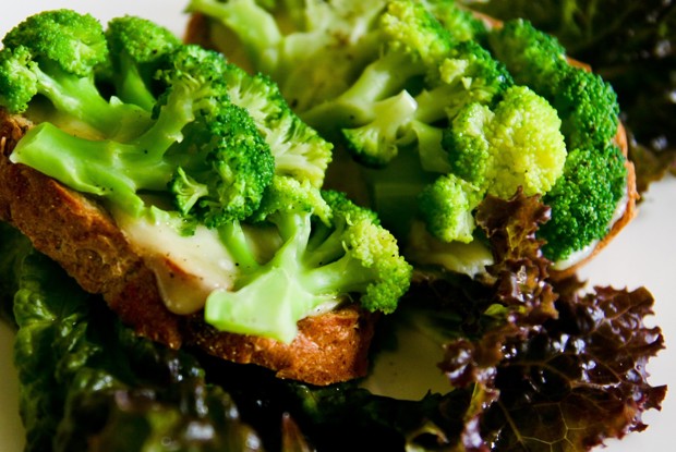 Тосты с брокколи и сыром чеддер