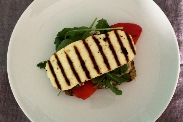 Тосты с хумусом, рукколой и адыгейским сыром гриль