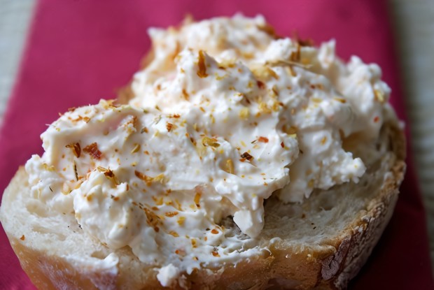 Тосты с яблоком и творогом