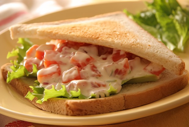 Тосты с креветками и огуречным соусом