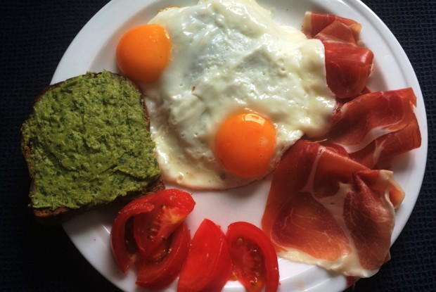 Тосты с пюре из молодого горошка к завтраку