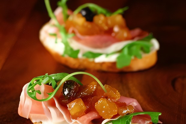 Тосты с сыром, прошутто и инжирным джемом